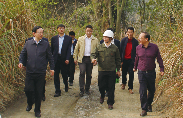 ?時(shí)任贛州市委常委、副市長劉文華等一行調(diào)研我司龍南縣稀土礦山尾水收集治理項(xiàng)目