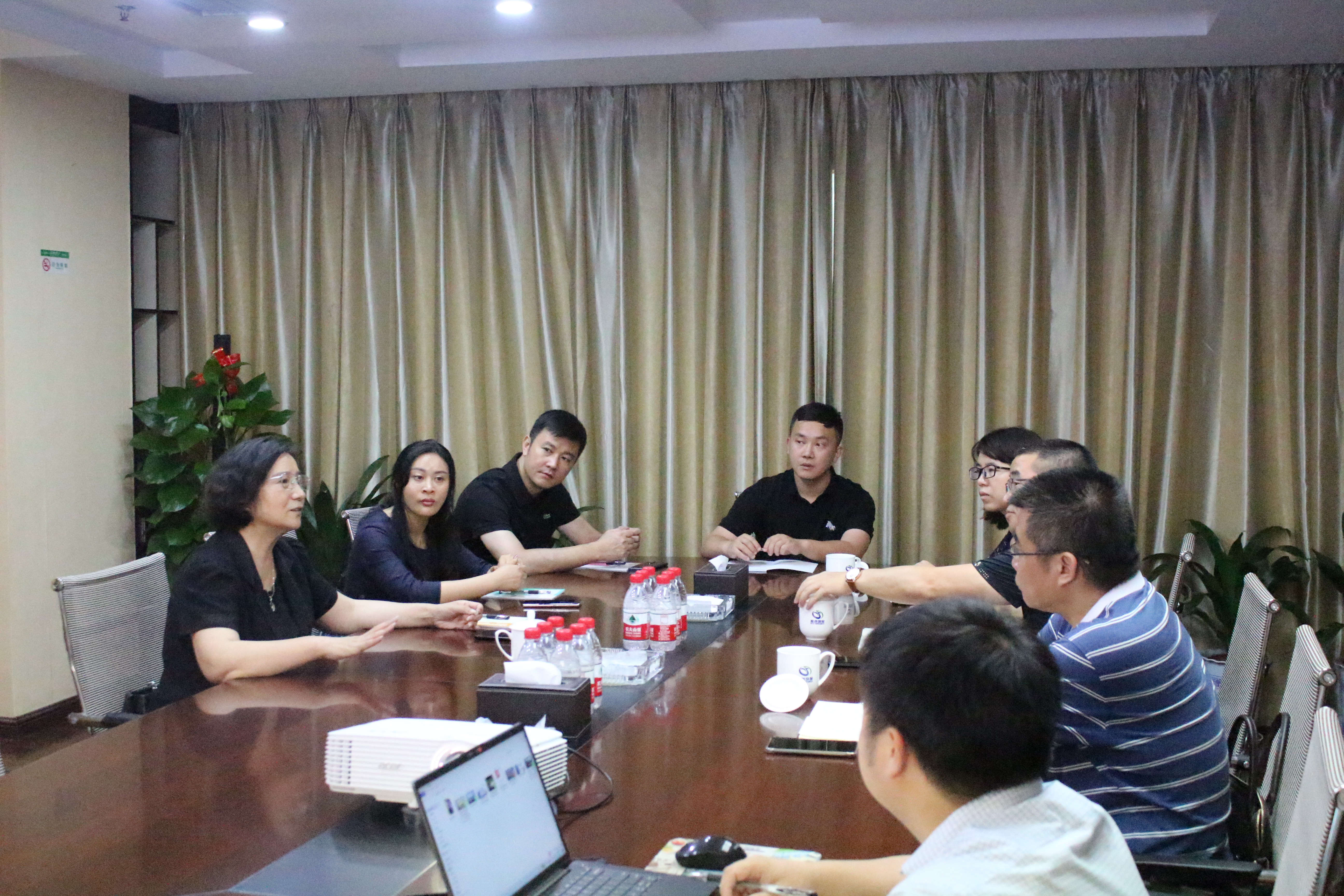 贛州市統(tǒng)戰(zhàn)部副部長、市工商聯(lián)黨組書記楊小妹蒞臨挺進環(huán)保調(diào)研